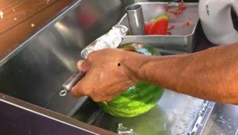 卖瓜小贩吃西瓜视频,真实生活趣味瞬间  第2张