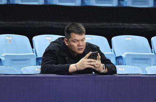 朱芳雨视频吃瓜,揭秘篮球巨星幕后生活  第2张