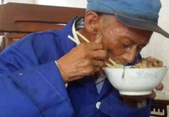 大爷吃瓜笑掉牙视频  第2张