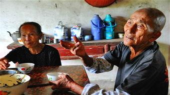 农村老太太聚众吃瓜视频,欢乐时光温馨呈现  第3张