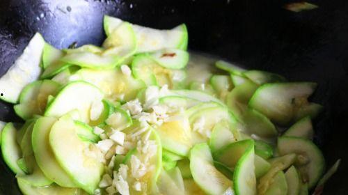 吃西葫芦瓜要削皮吗视频  第3张