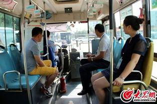 日照吃瓜视频公交车,夏日街头一幕引网友热议  第2张