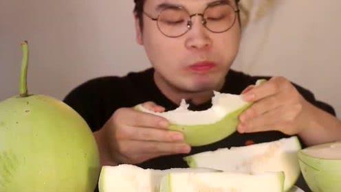 直播吃葫芦瓜视频,挑战吃下巨型葫芦瓜，网友直呼过瘾！  第2张